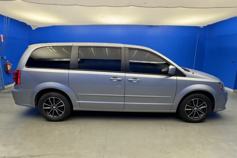 2015 Dodge Grand Caravan SXT Plus photo 1