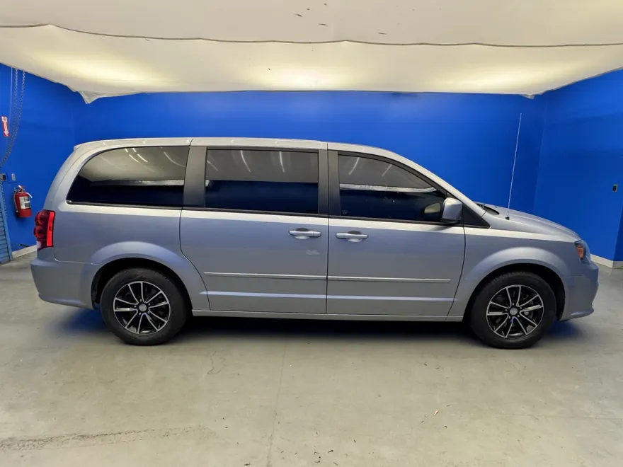 2015 Dodge Grand Caravan SXT Plus photo 1
