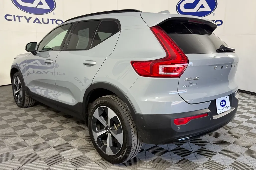 2024 Volvo XC40 Plus photo 1
