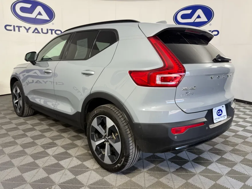 2024 Volvo XC40 Plus photo 1