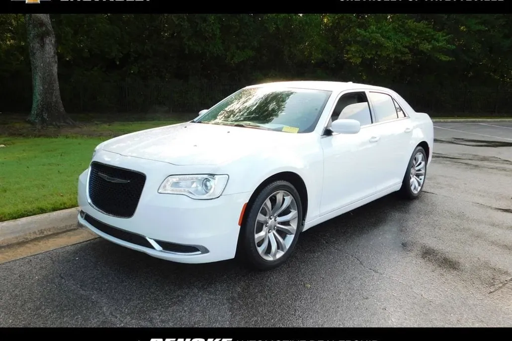 2019 Chrysler 300 Touring L photo 1