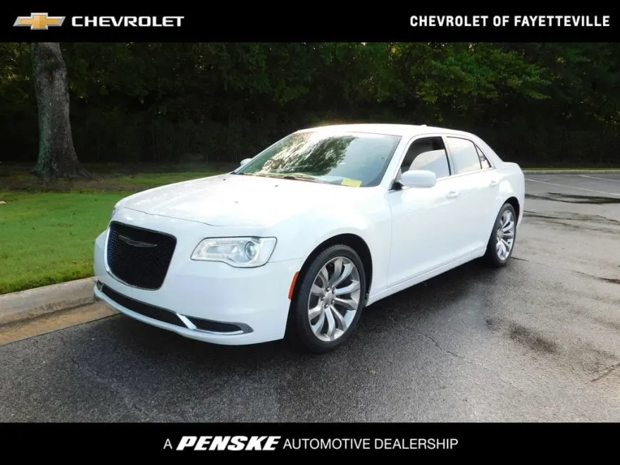 2019 Chrysler 300 Touring L photo 1