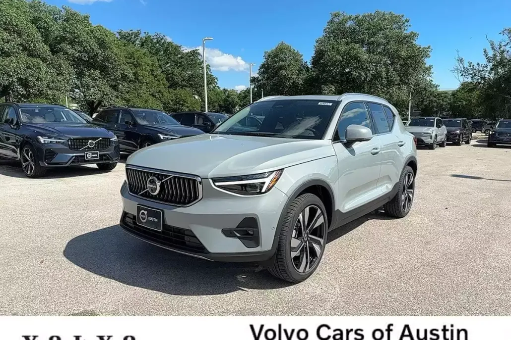 2025 Volvo XC40 photo 1