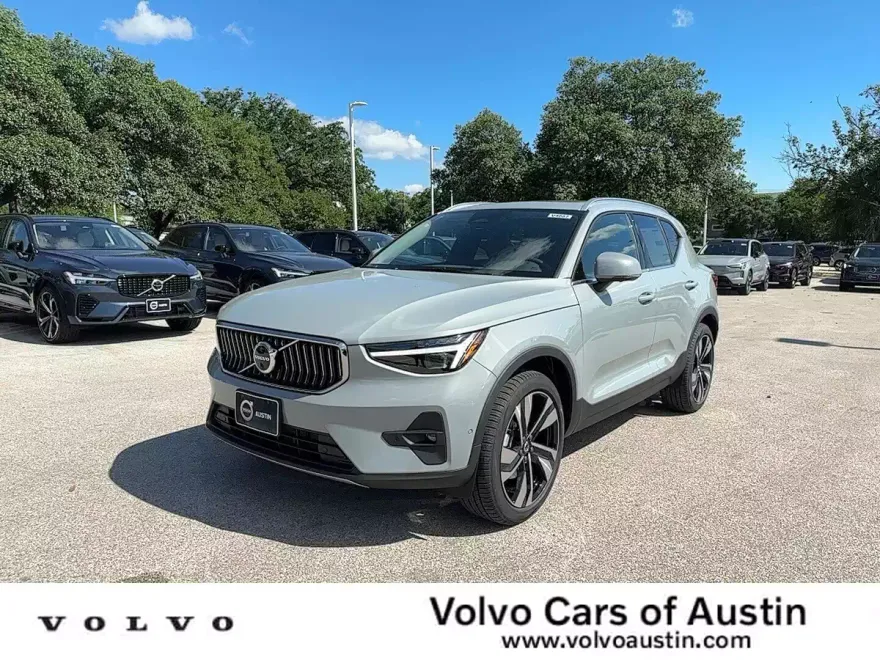 2025 Volvo XC40 photo 1