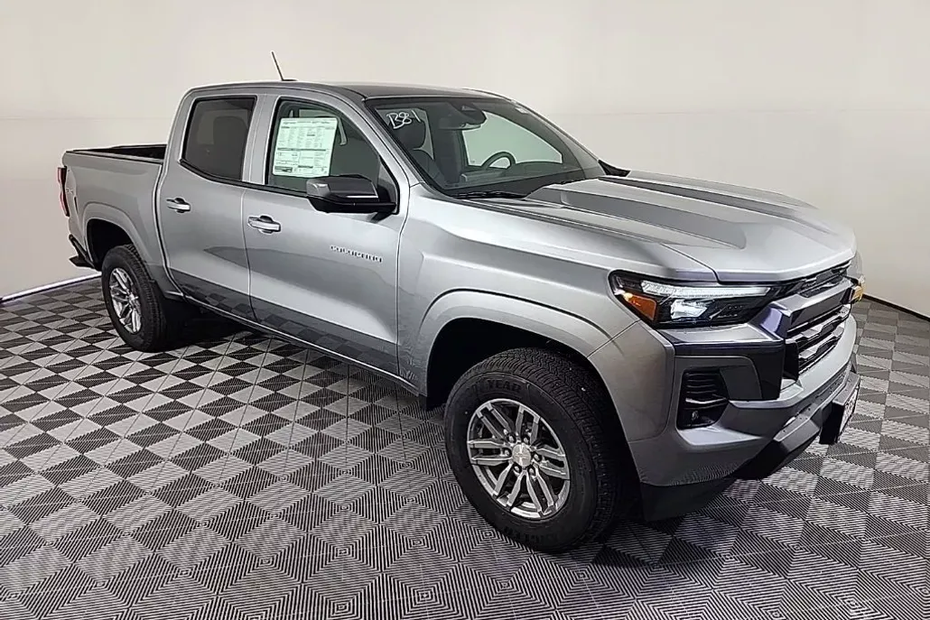 2025 Chevrolet Colorado Work Truck LT photo 1
