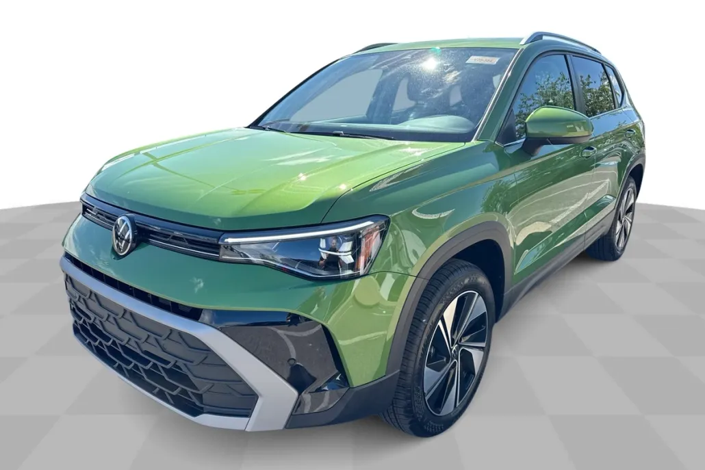2025 Volkswagen Taos SE photo 1