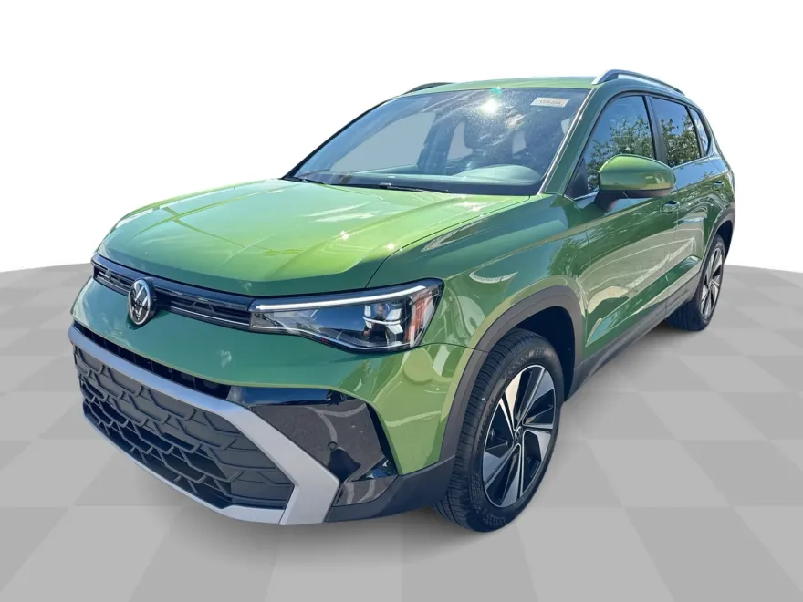 2025 Volkswagen Taos SE photo 1