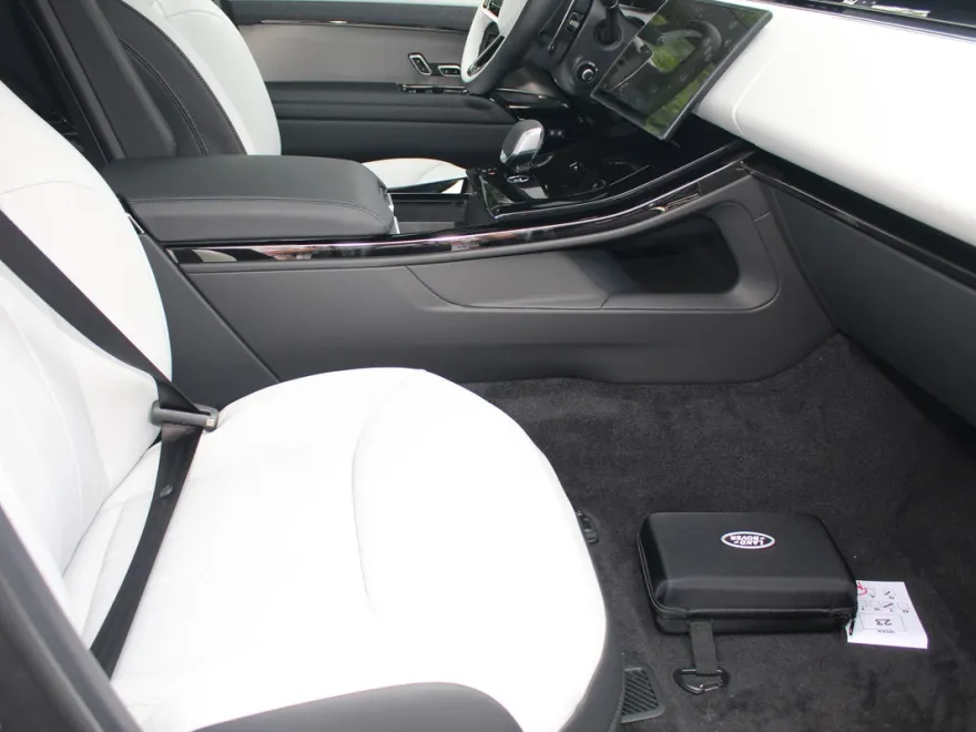 2025 Land Rover Range Rover Sport SE photo 1