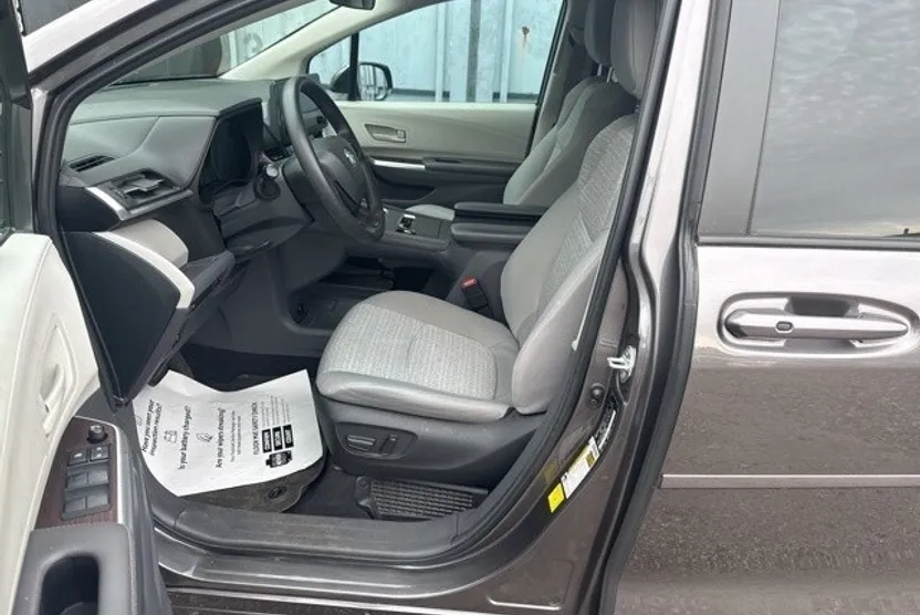 2022 Toyota Sienna LE photo 1