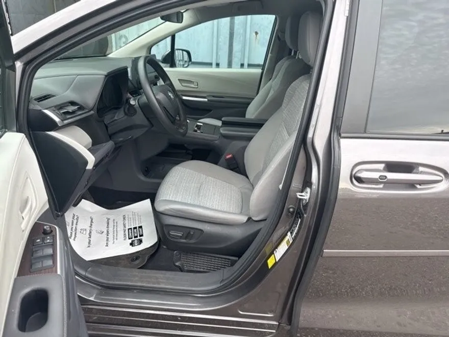 2022 Toyota Sienna LE photo 1