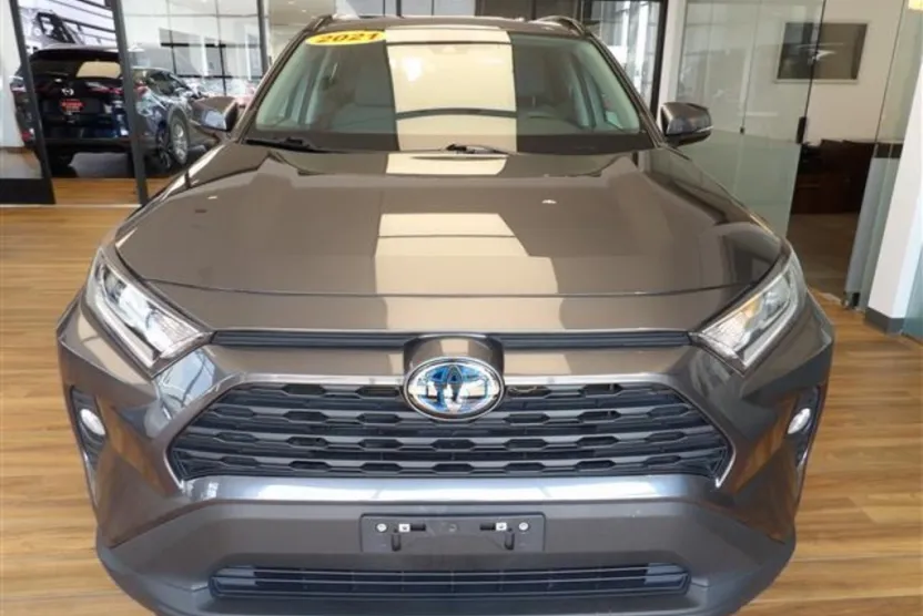 2021 Toyota RAV4 XLE photo 1