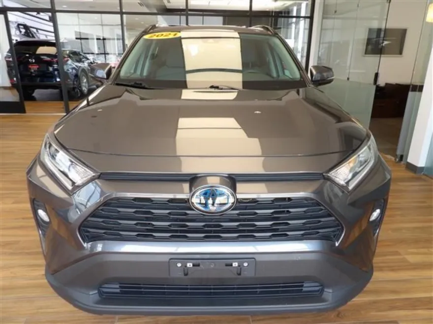 2021 Toyota RAV4 XLE photo 1