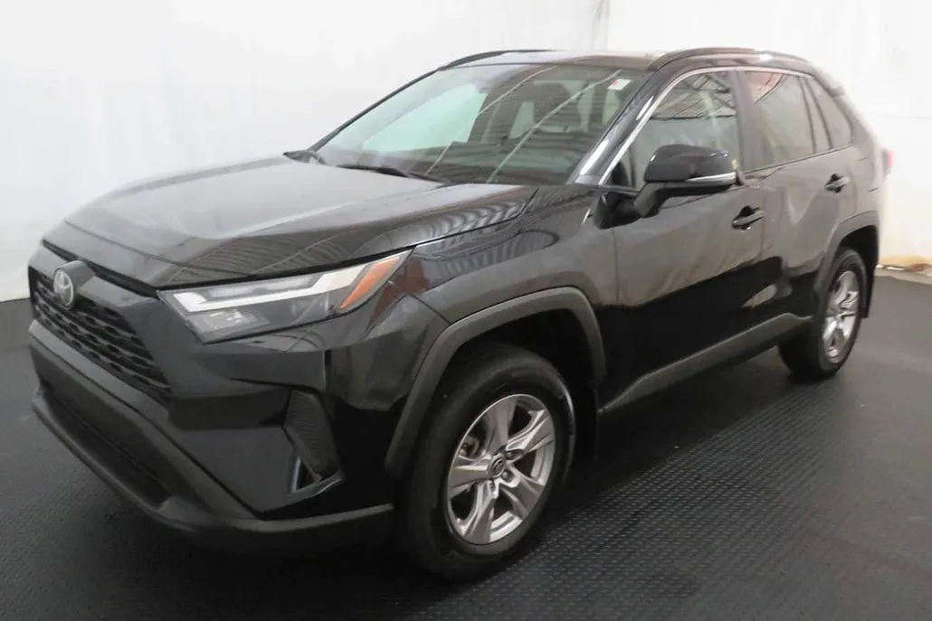 2023 Toyota RAV4 XLE photo 1