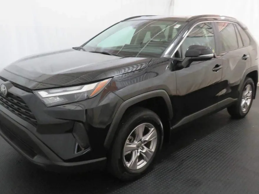 2023 Toyota RAV4 XLE photo 1