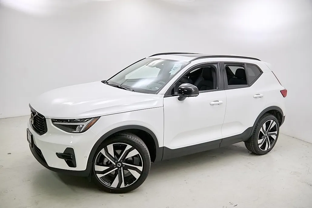 2025 Volvo XC40 Plus photo 1