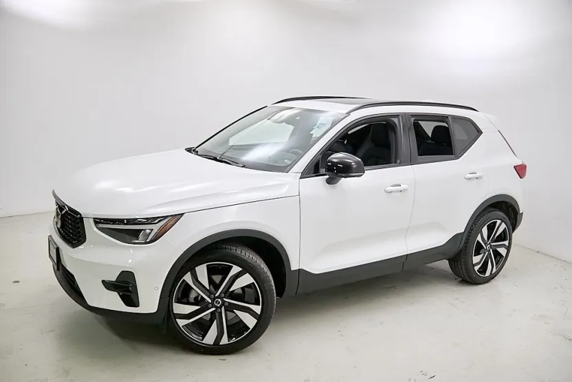 2025 Volvo XC40 Plus photo 1