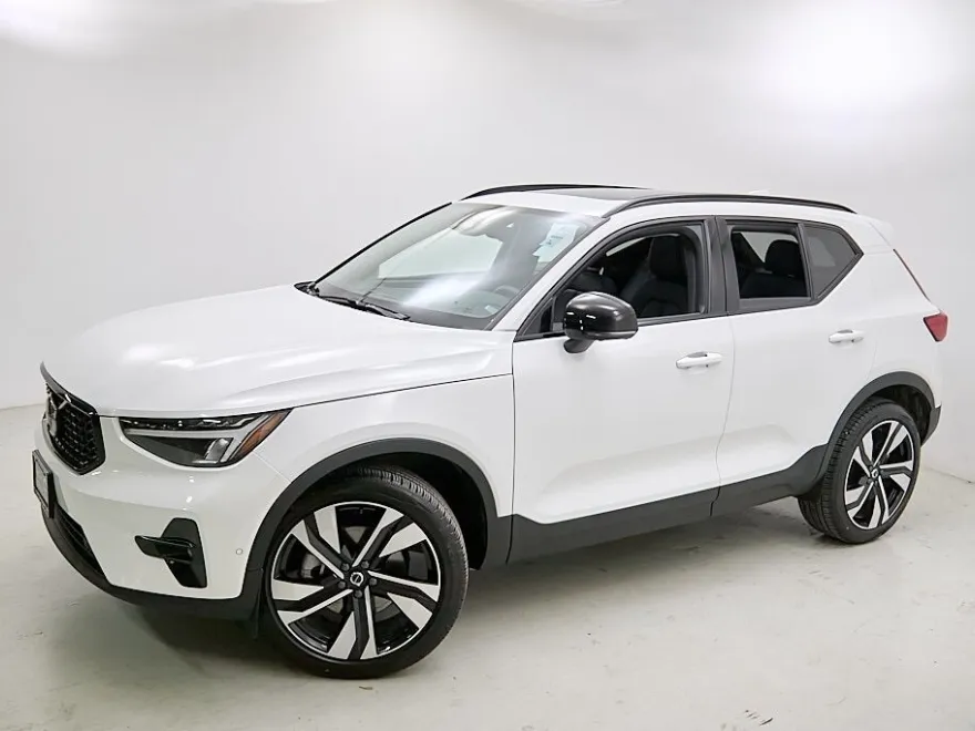 2025 Volvo XC40 Plus photo 1