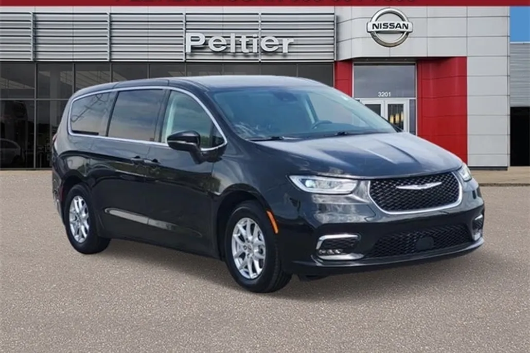 2023 Chrysler Pacifica Touring L photo 1
