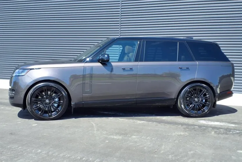 2023 Land Rover Range Rover SE photo 1