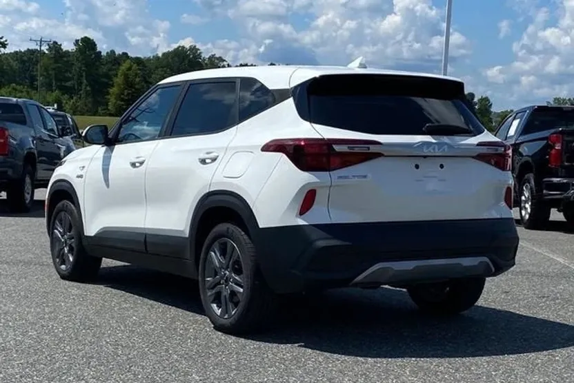 2023 Kia Seltos LX photo 1