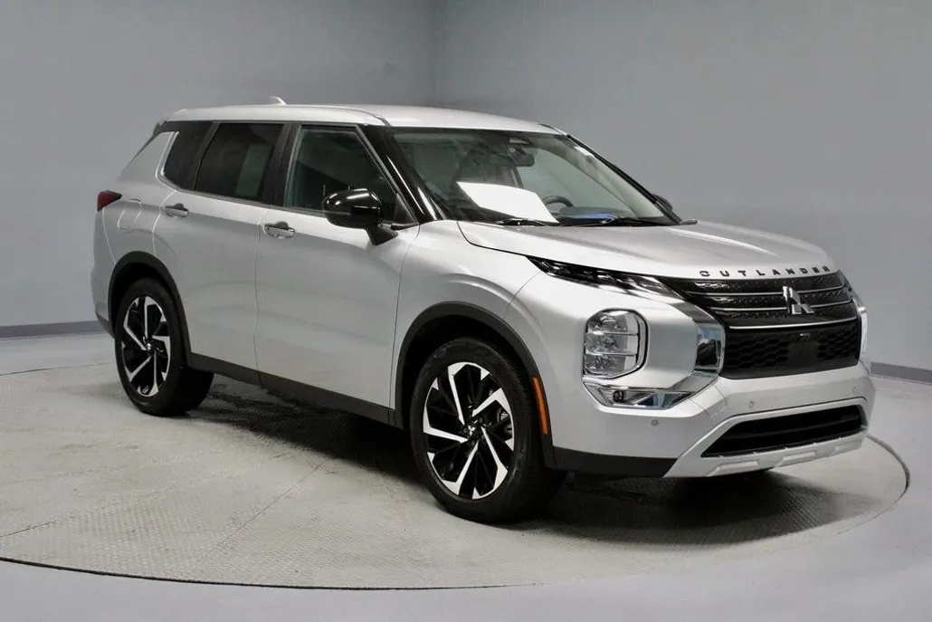 2022 Mitsubishi Outlander SE photo 1