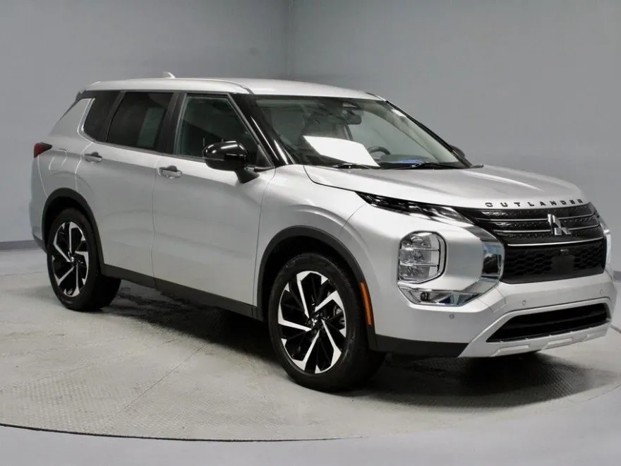 2022 Mitsubishi Outlander SE photo 1