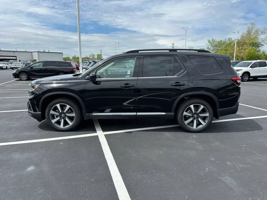 2025 Honda Pilot Touring photo 1