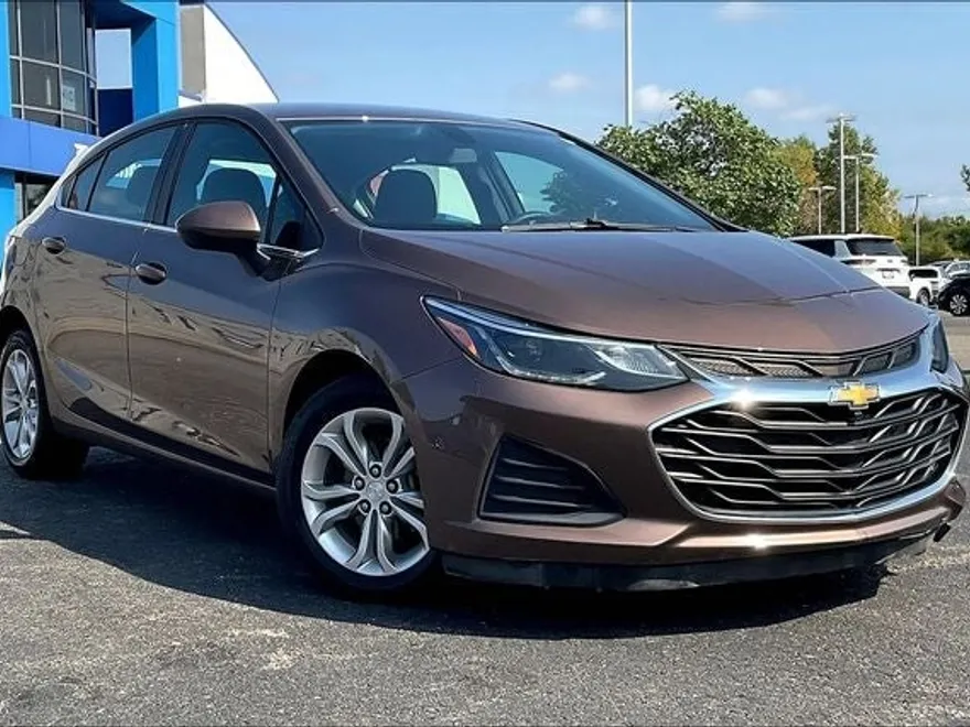 2019 Chevrolet Cruze LT photo 1