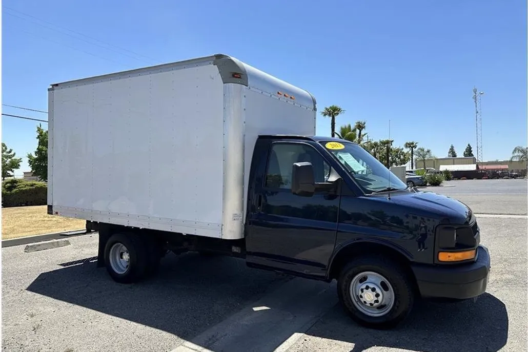 2013 Chevrolet Express Cutaway 3500 Van photo 1