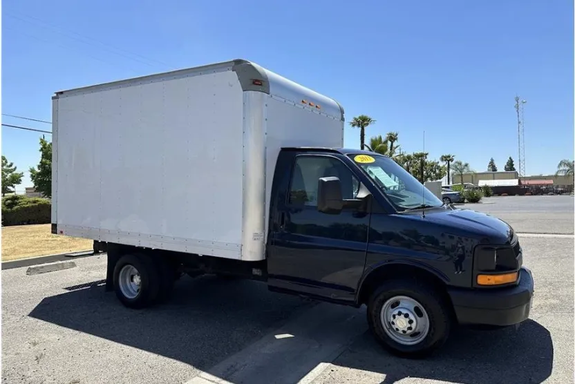 2013 Chevrolet Express Cutaway 3500 Van photo 1