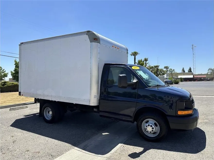 2013 Chevrolet Express Cutaway 3500 Van photo 1