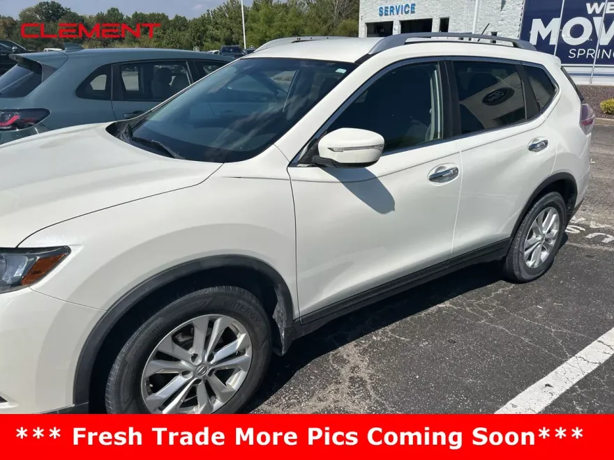 2015 Nissan Rogue SV photo 1