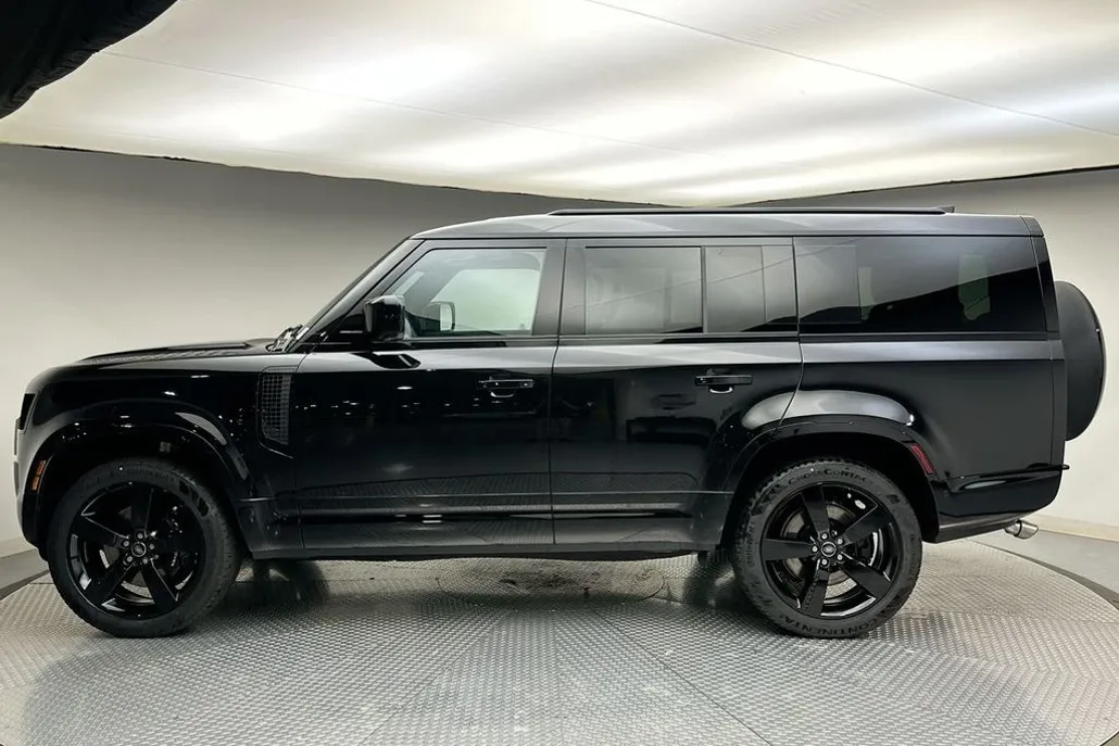 2025 Land Rover Defender 130 V8 photo 1