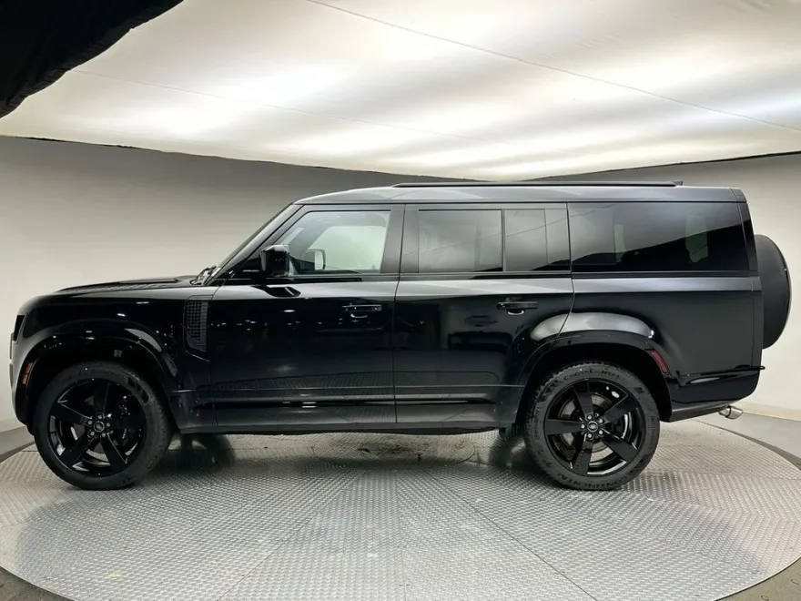 2025 Land Rover Defender 130 V8 photo 1