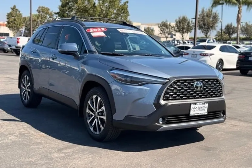 2022 Toyota Corolla Cross XLE photo 1