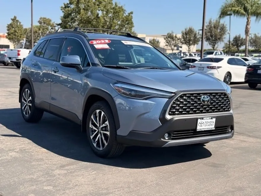 2022 Toyota Corolla Cross XLE photo 1