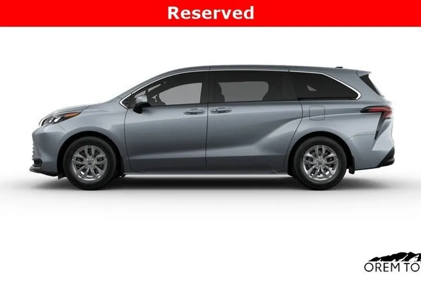 2025 Toyota Sienna LE photo 1