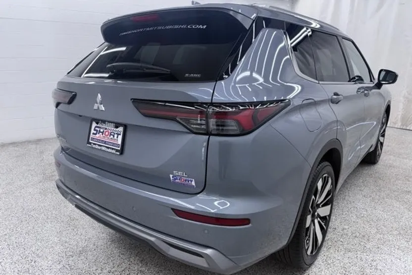 2025 Mitsubishi Outlander SEL photo 1
