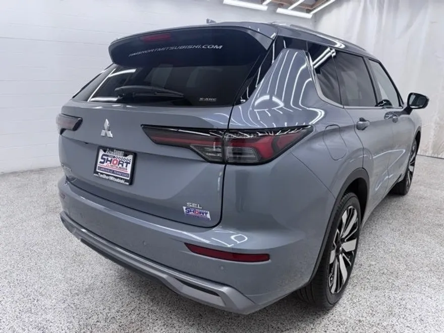 2025 Mitsubishi Outlander SEL photo 1