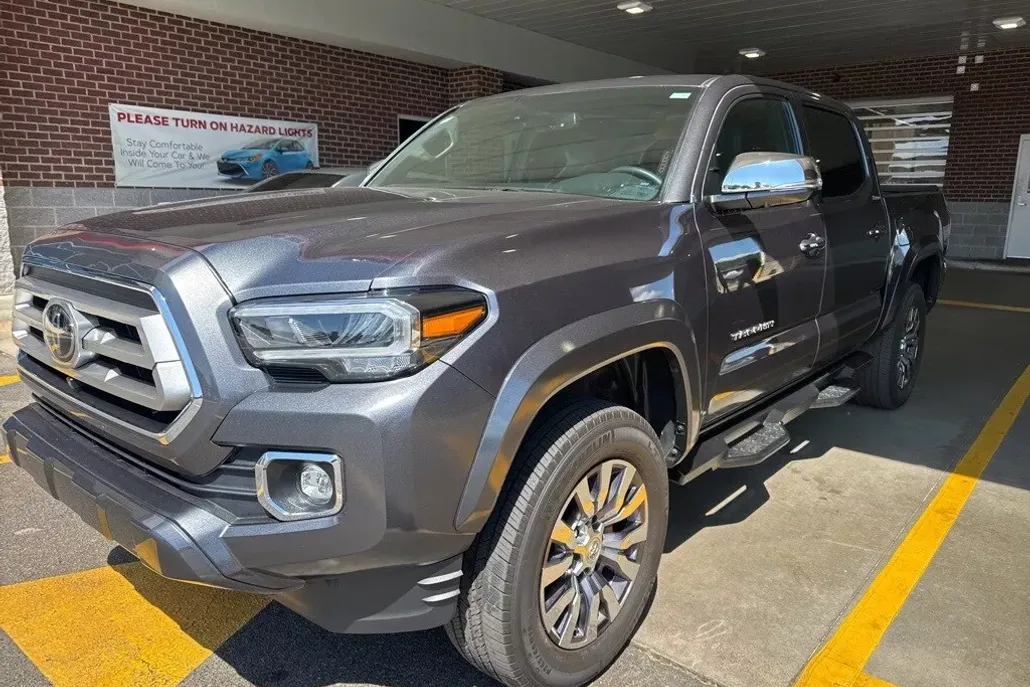 2022 Toyota Tacoma Limited V6 photo 1