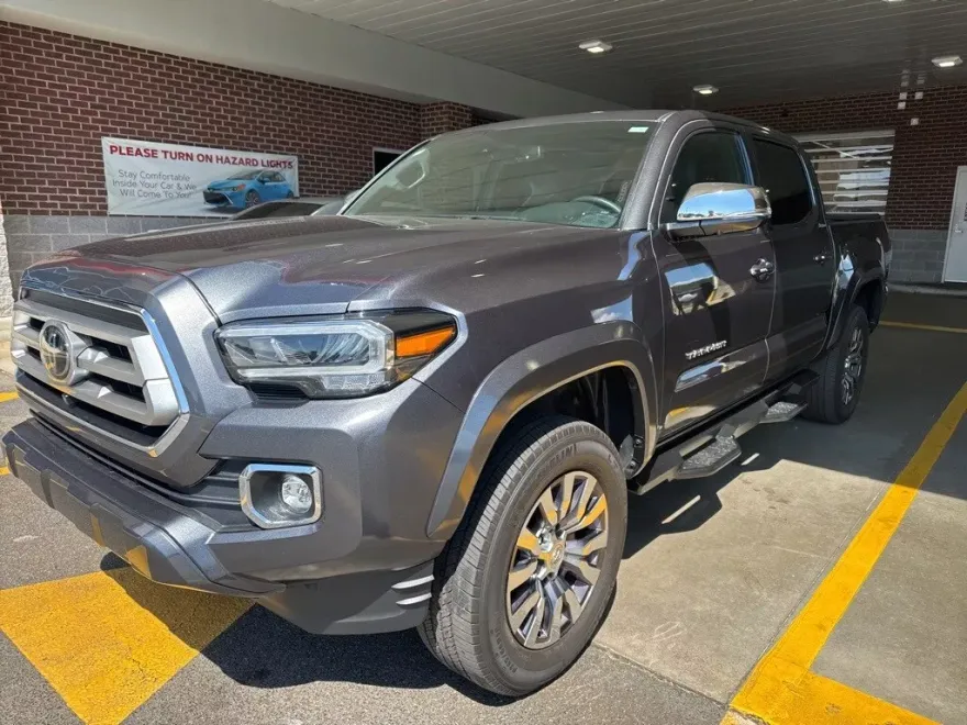 2022 Toyota Tacoma Limited V6 photo 1