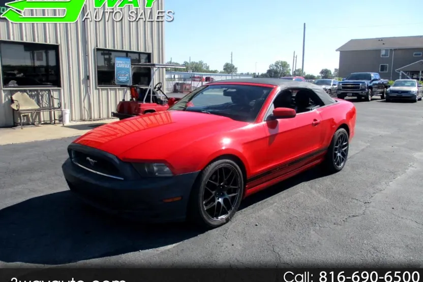 2013 Ford Mustang V6 Convertible photo 1