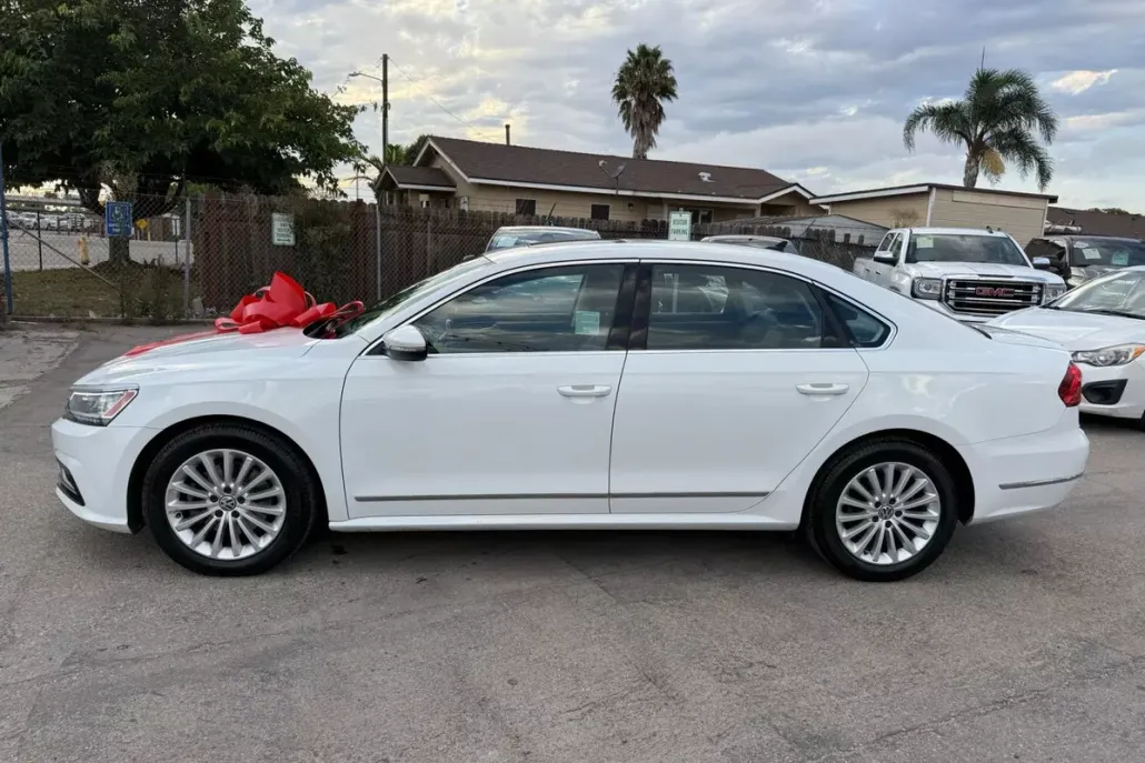 2016 Volkswagen Passat TDI SE photo 1