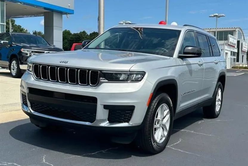 2023 Jeep Grand Cherokee Laredo photo 1