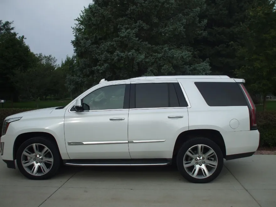 2016 Cadillac Escalade Luxury photo 1