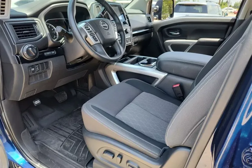 2023 Nissan Titan SV photo 1
