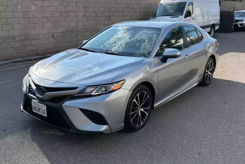 2020 Toyota Camry SE photo 1