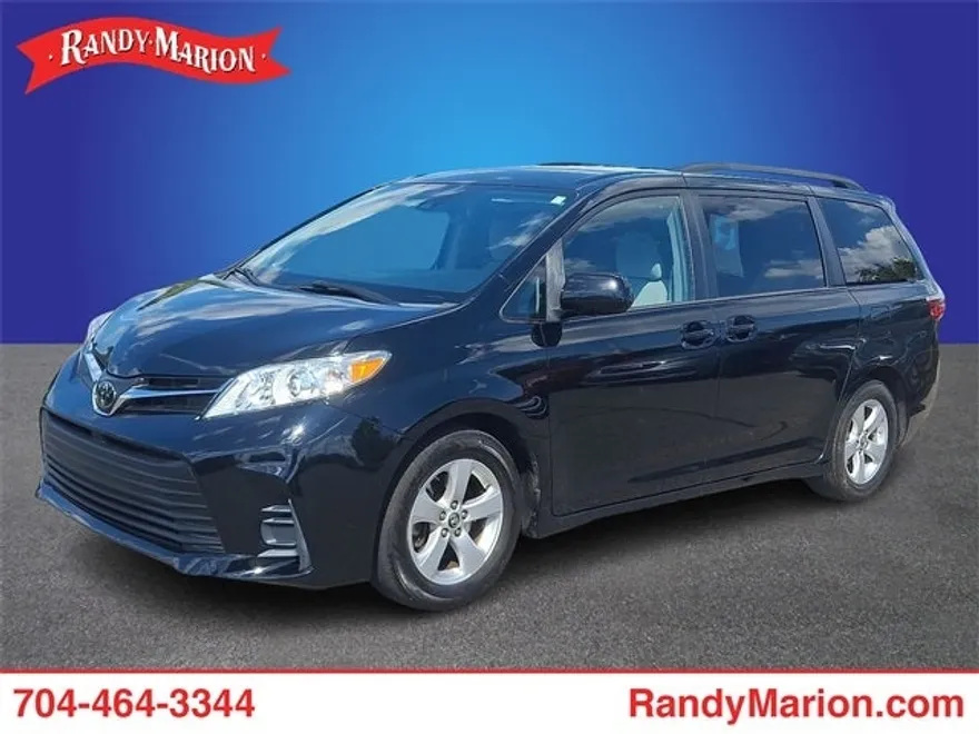 2019 Toyota Sienna LE photo 1