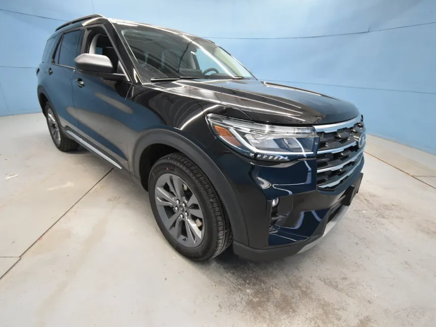 2025 Ford Explorer photo 1