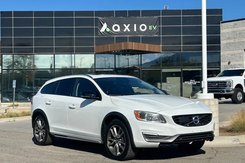 2016 Volvo V60 Cross Country T5 Platinum photo 1